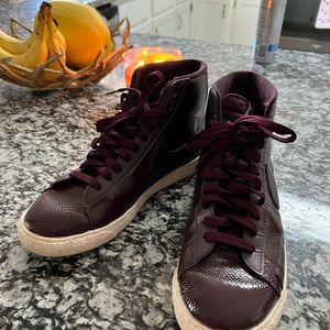 Women’s Nike high top burgundy excellent condition